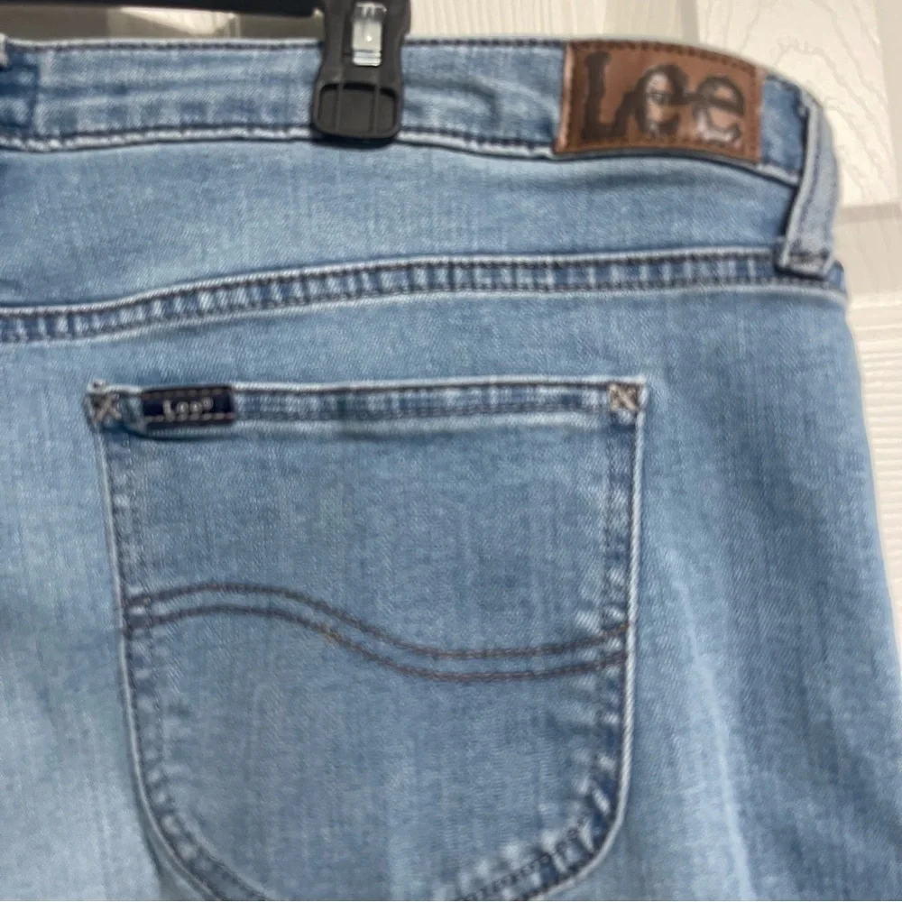 Lee Women’s Legendary Regular Fit Straight Leg Jeans Size 18 Short - Anchor Wash